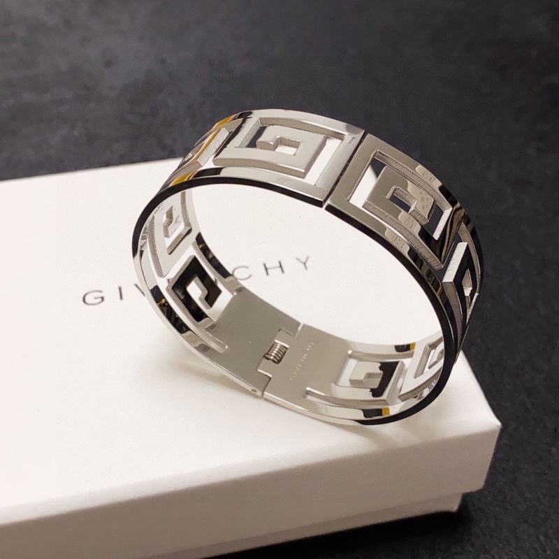 GIVENCHY